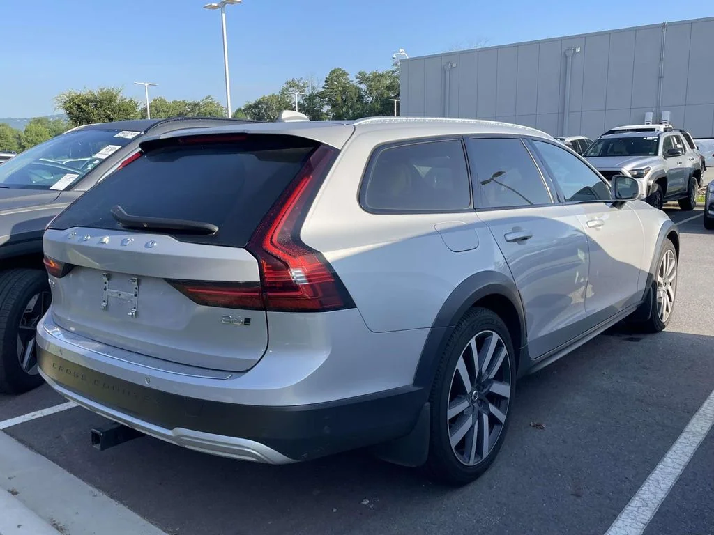 Used 2023 silver Volvo Ultimate image 4