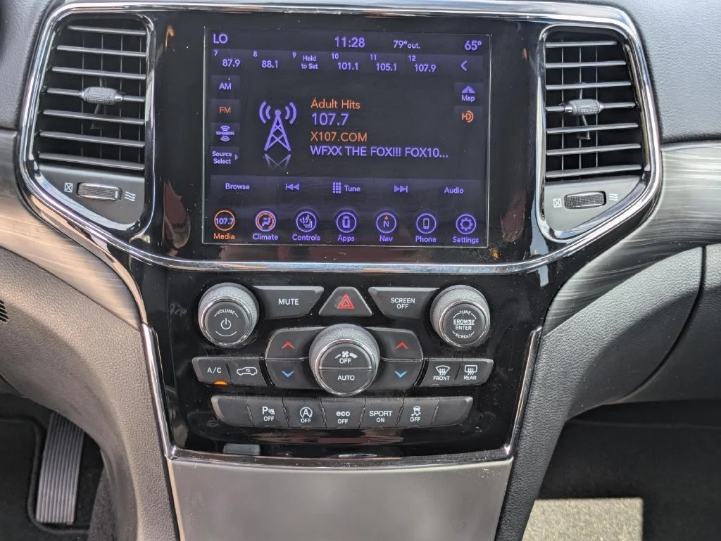 Used 2020 White Jeep Altitude image 23