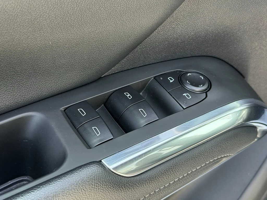 Used 2025 Summit White Chevrolet LT image 32