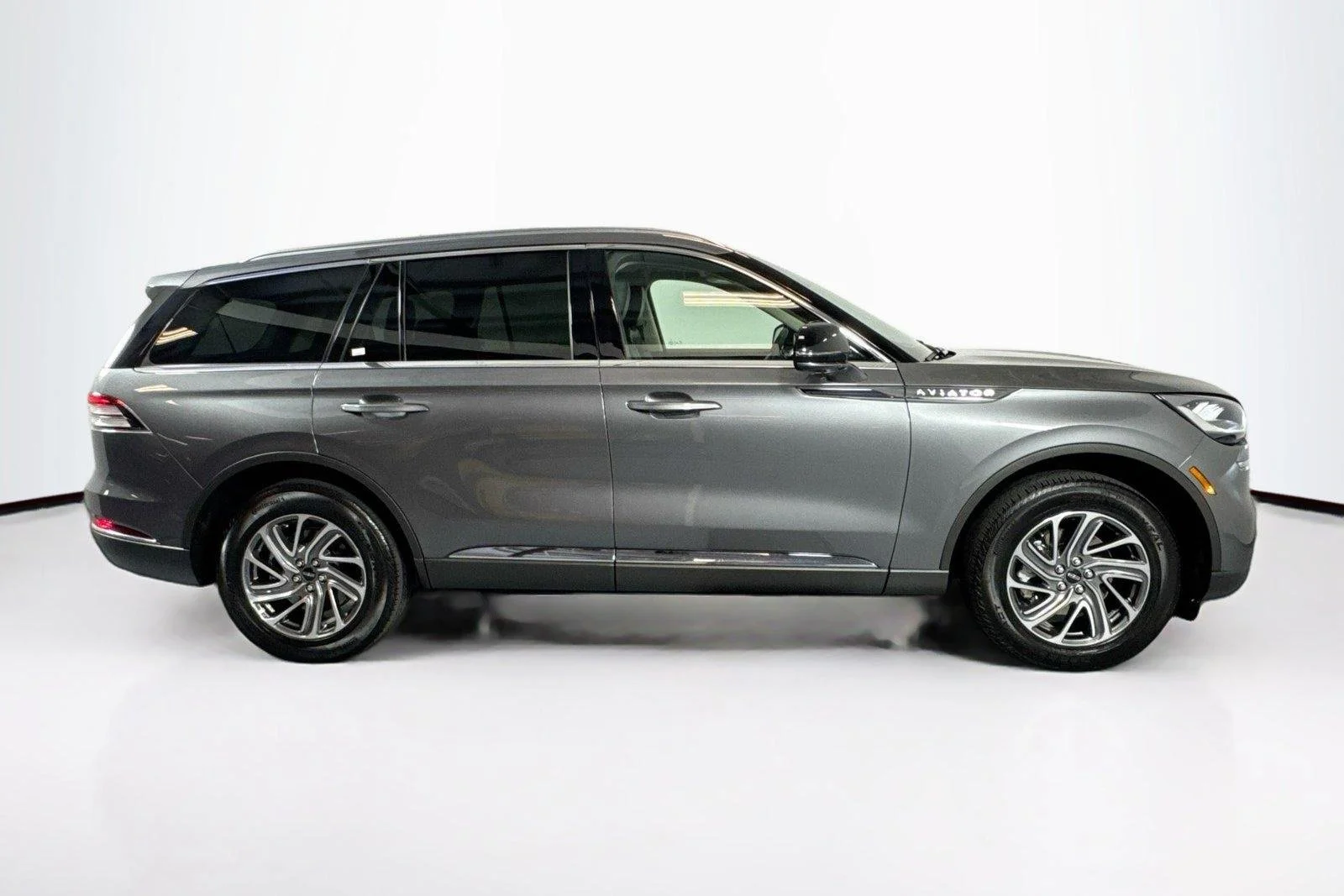 Used 2024 Asher Gray Metallic Clearcoat Lincoln Premiere image 4