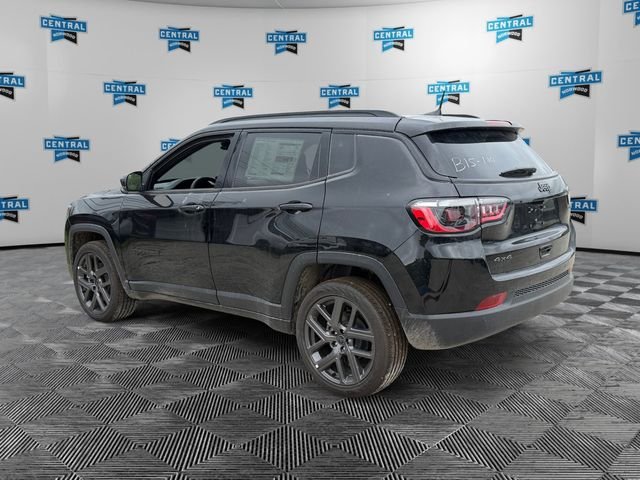 New 2026 Diamond Black Crystal Pearl-Coat Exterior Paint Jeep Limited image 3