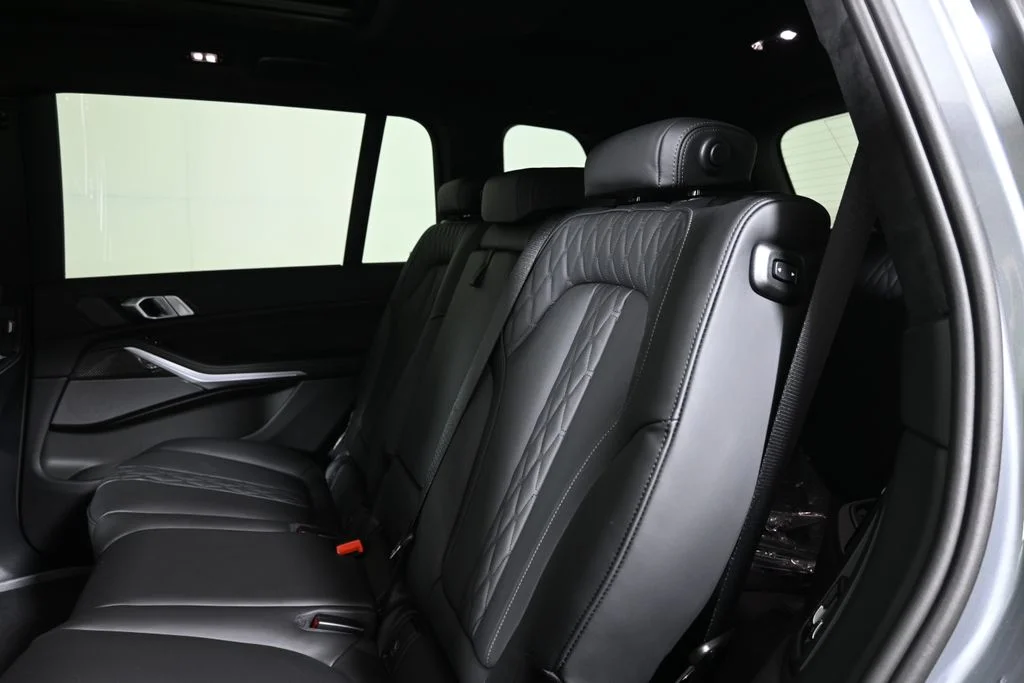 Used 2027 Gray BMW M60i image 4