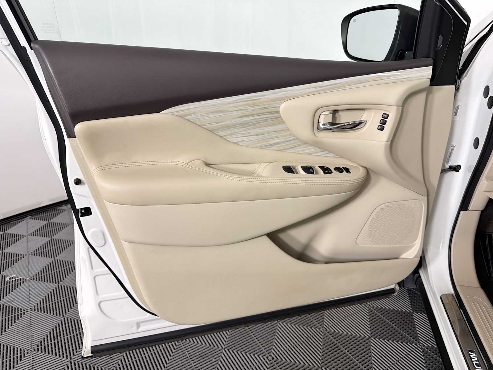 Used 2018 Pearl White Nissan Platinum image 7