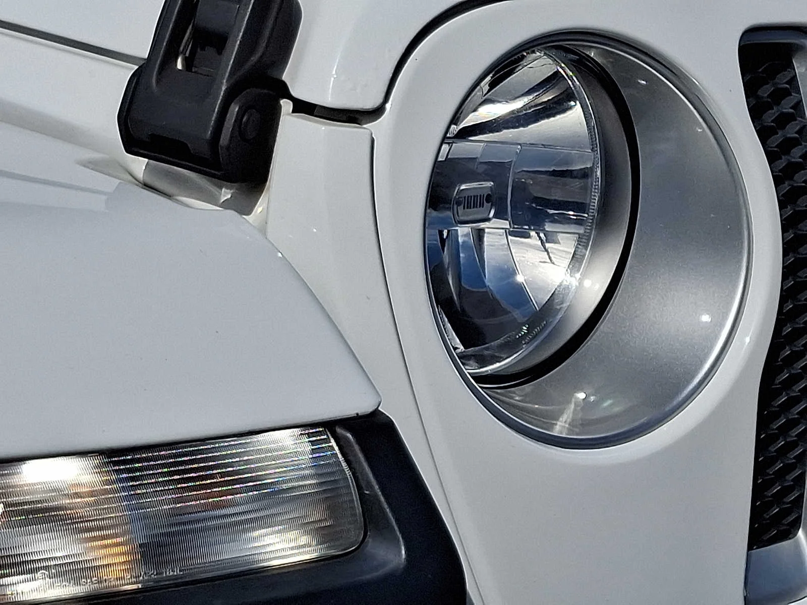 Used 2020 Bright White Clearcoat Jeep Sahara image 9