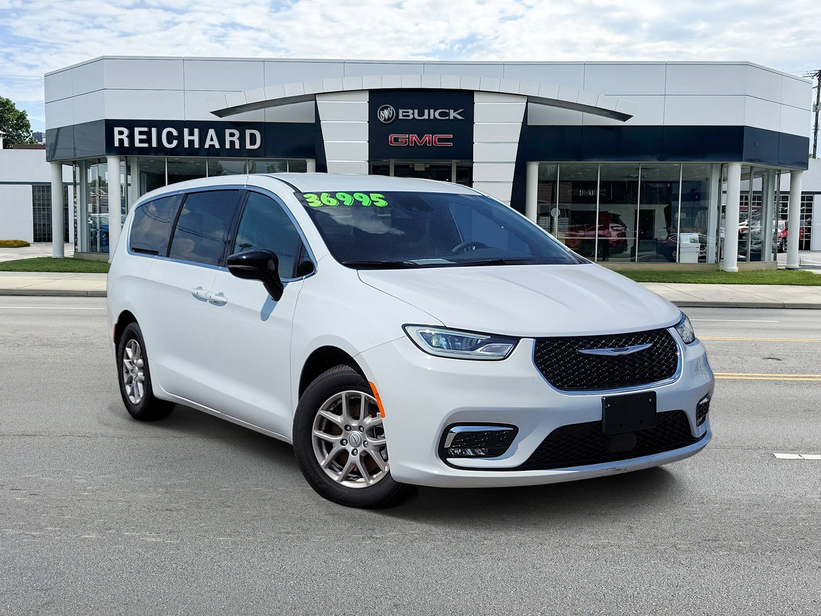 2026 Chrysler Pacifica Select