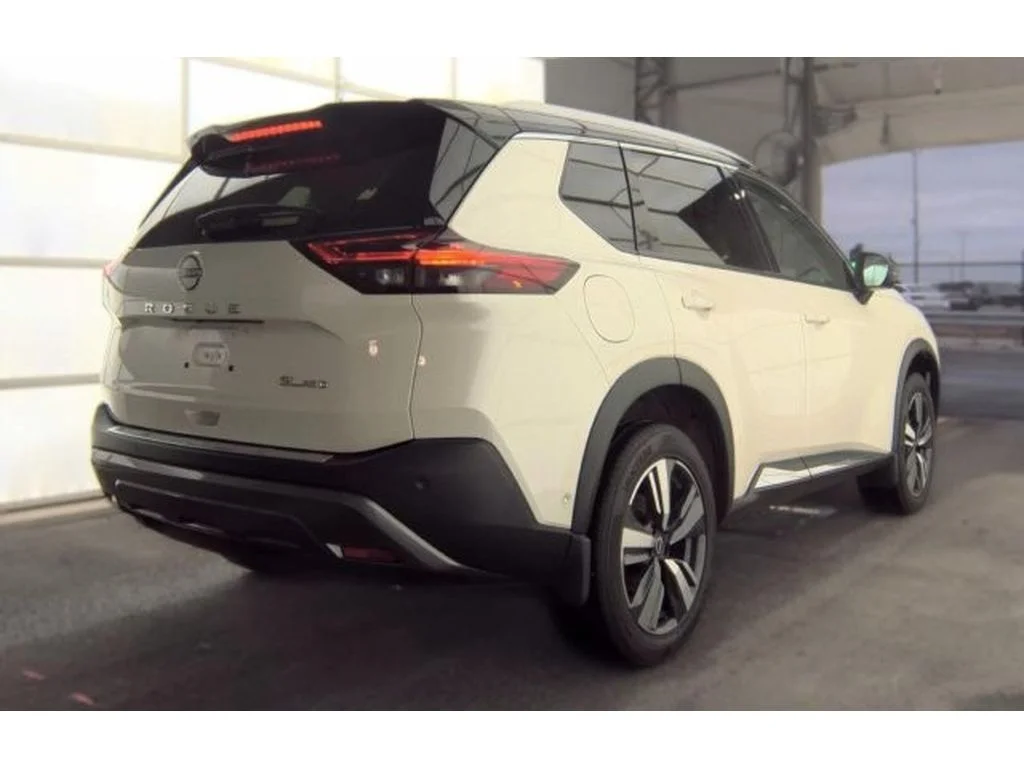 Used 2023 2 Tone White / Black Roof Nissan SL image 3