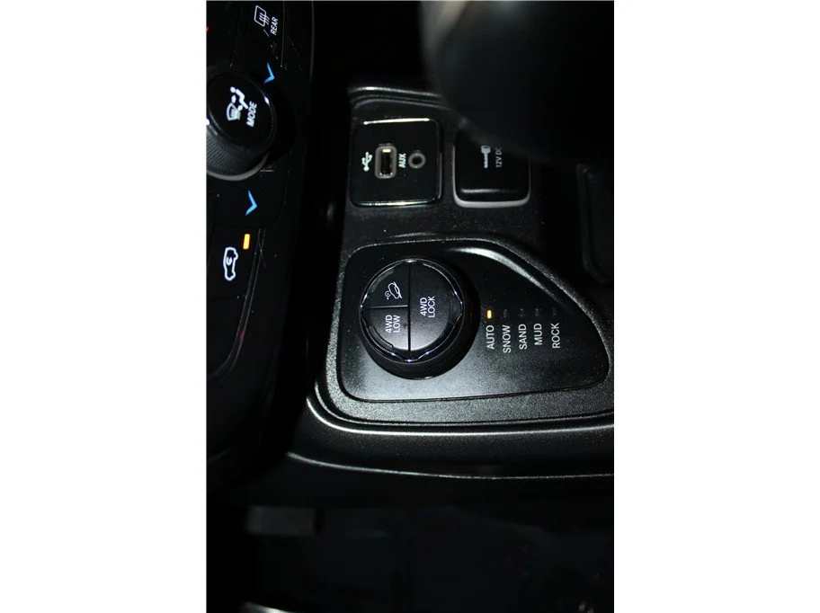 Used 2018 Granite Crystal Metallic Clearcoat Jeep Trailhawk image 34