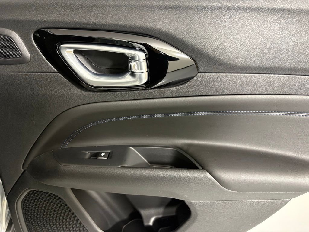 New 2026 Silver Zynith Metallic Clearcoat Jeep Latitude image 15