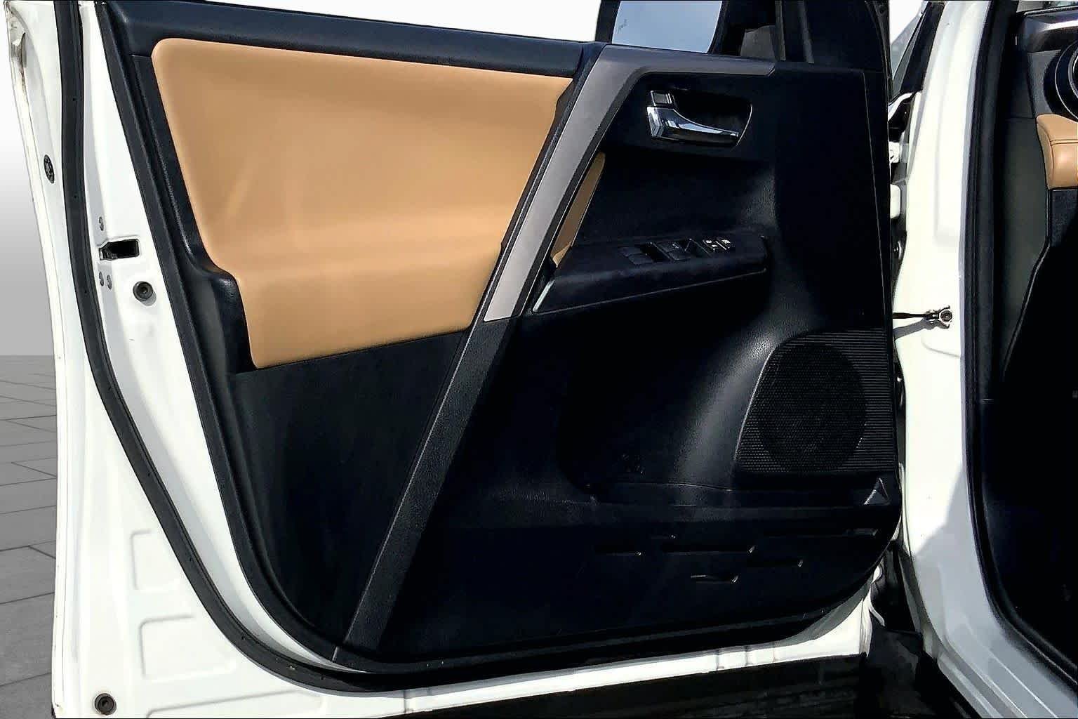 Used 2018 Super White Toyota XLE image 21
