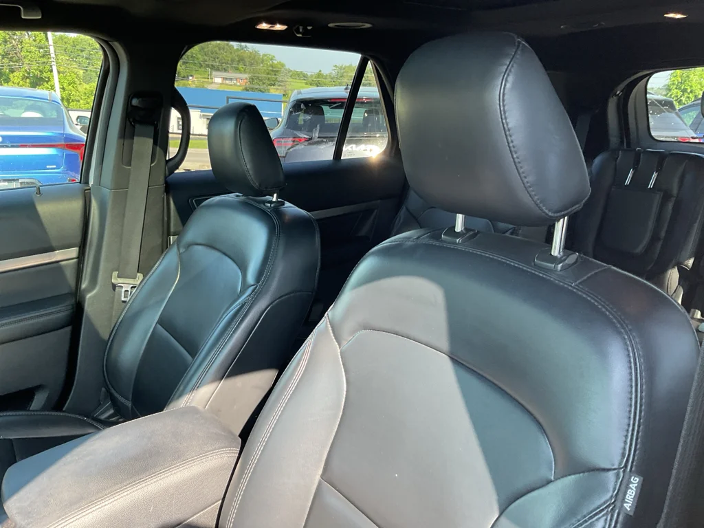 Used 2019 White Platinum Metallic Tri-Coat Ford XLT image 16