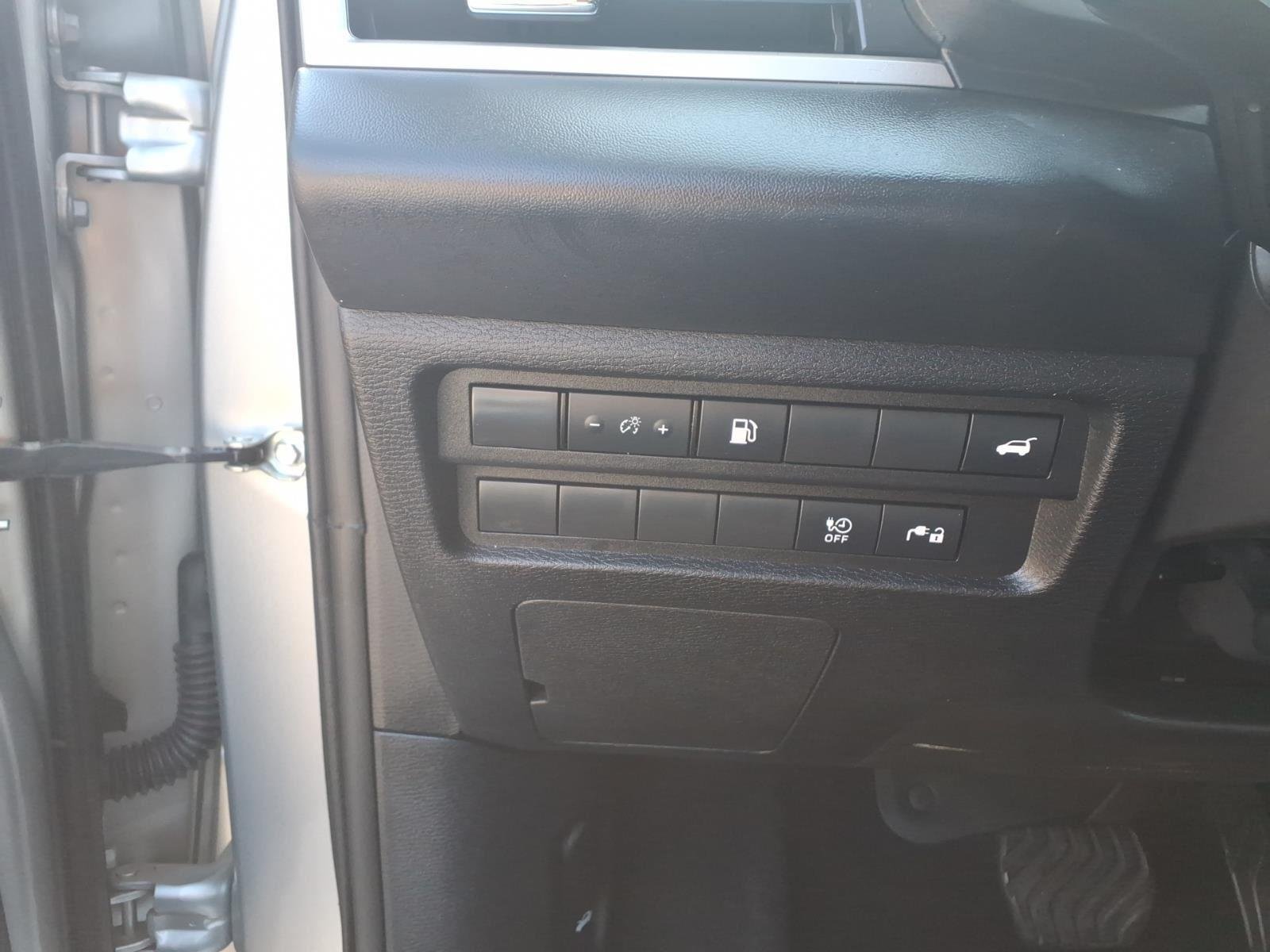 Used 2024 White Diamond/Black Roof Mitsubishi SE image 18