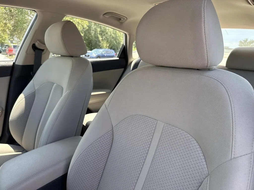 Used 2018 White Kia LX image 25