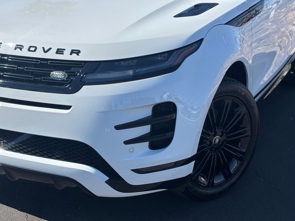 New 2026 Fuji White Land Rover Dynamic image 2