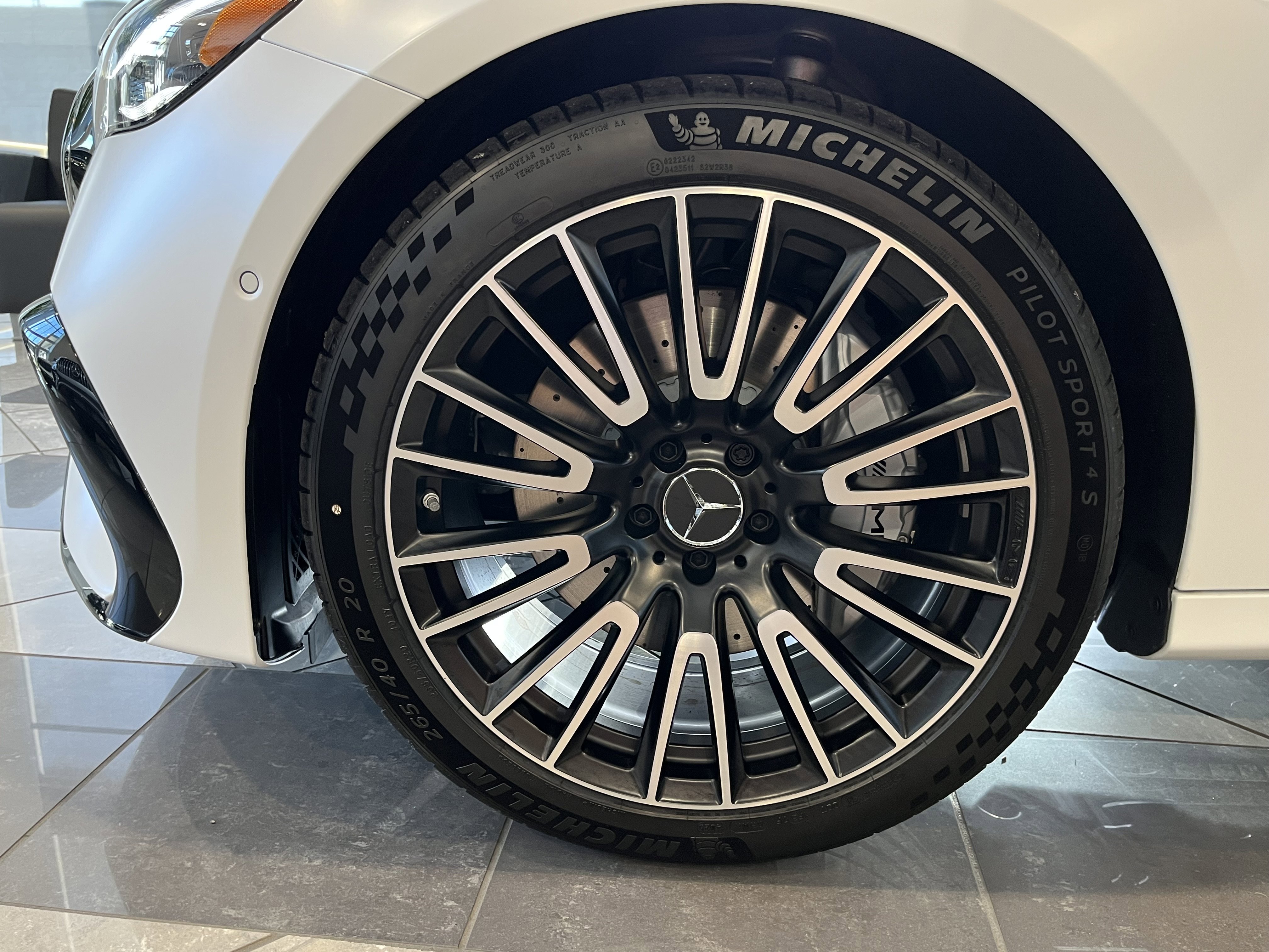 New 2026 MANUFAKTUR Moonlight White Magno Mercedes-Benz AMG® E 53 E image 36
