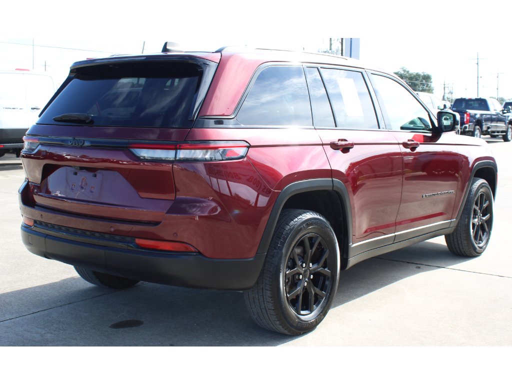 Used 2024 Velvet Red Pearlcoat Jeep Altitude image 18