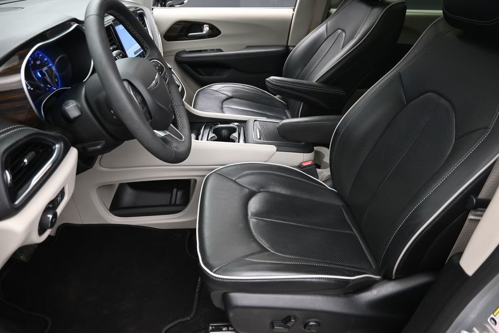 Used 2024 Silver Chrysler Limited image 20