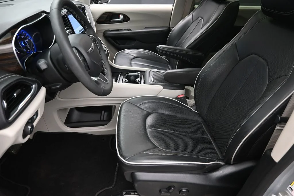 Used 2024 Silver Chrysler Limited image 20