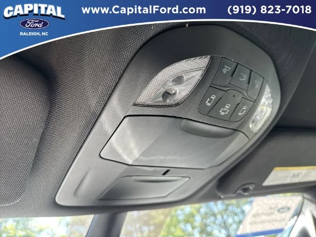Used 2025 White Chrysler Select image 32