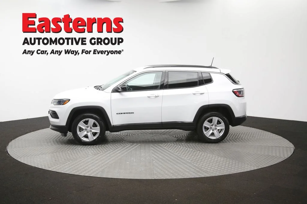Used 2022 White Jeep Latitude image 59