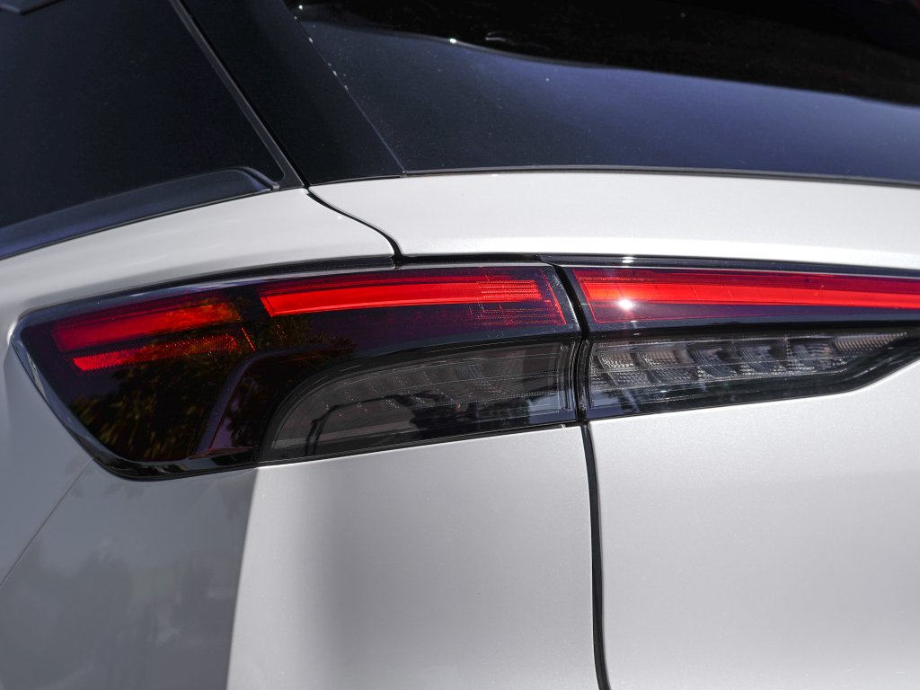 New 2027 2T RAD WHT INFINITI Sport AWD image 9