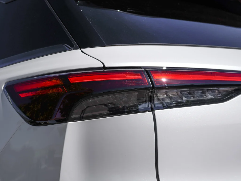 New 2027 2T RAD WHT INFINITI Sport AWD image 9