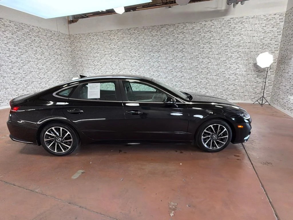 Used 2022 Black Hyundai Limited image 8