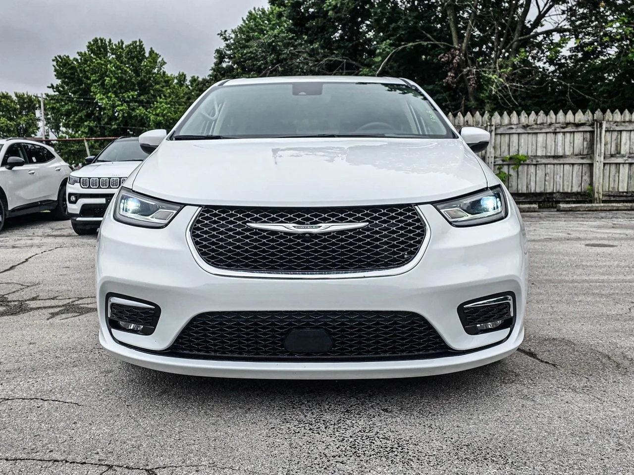 2023 Chrysler Pacifica Touring L's photo