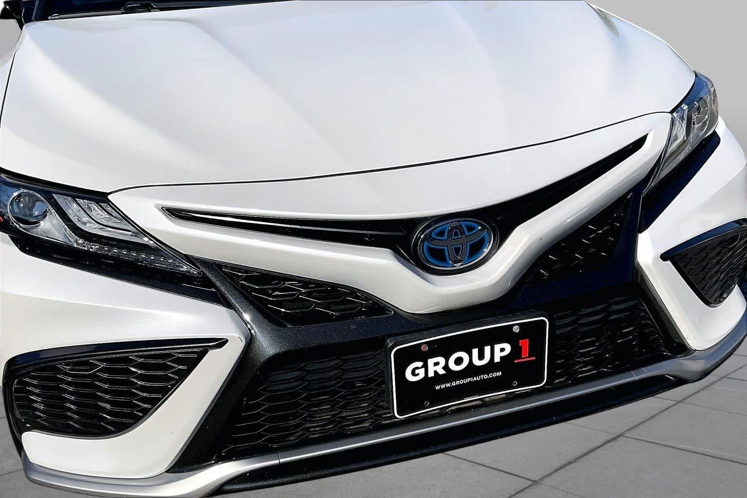 Used 2021 Wind Chill Pearl/Midnight Black Metallic Toyota Hybrid XSE image 31