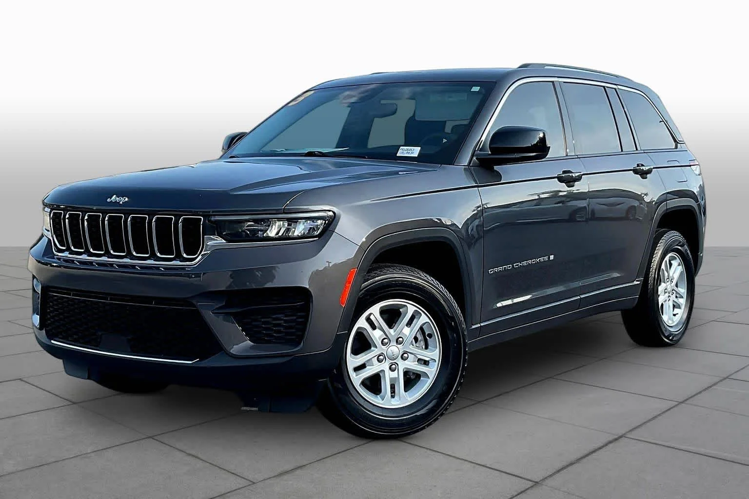 Used 2023 Baltic Gray Metallic Clearcoat Jeep Laredo image 2