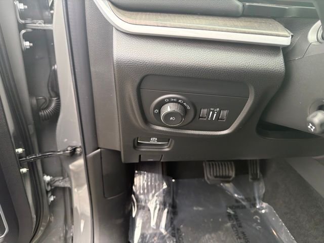 New 2027 Sting-Gray Clearcoat Jeep Limited Reserve image 17
