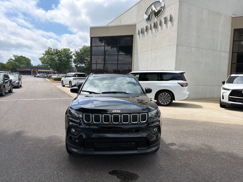 Used 2023 Diamond Black Crystal Pearlcoat Jeep Latitude Lux image 5