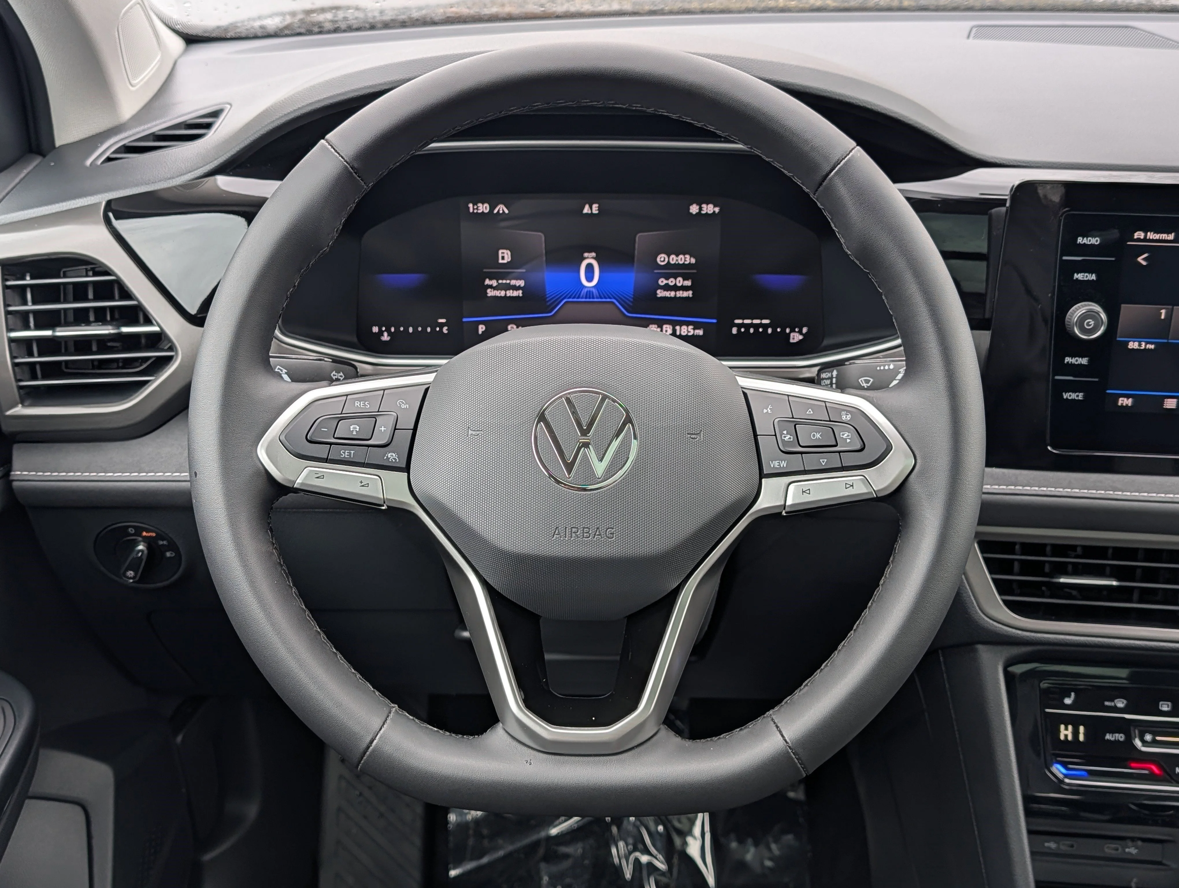 New 2026 Pure White w/Deep Black Roof Volkswagen SE Black image 10