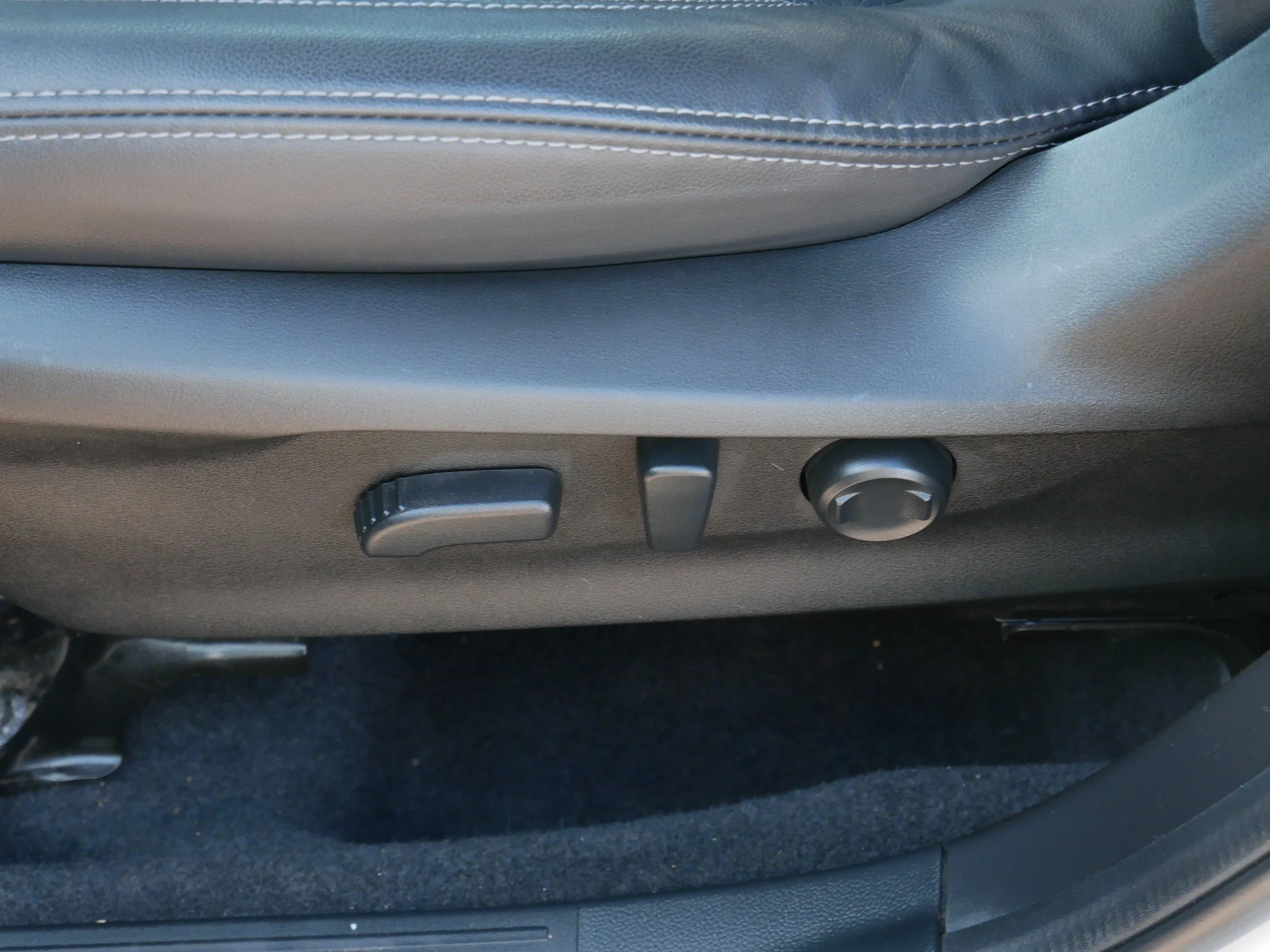 Used 2023 Crystal White Pearl Subaru Limited image 19