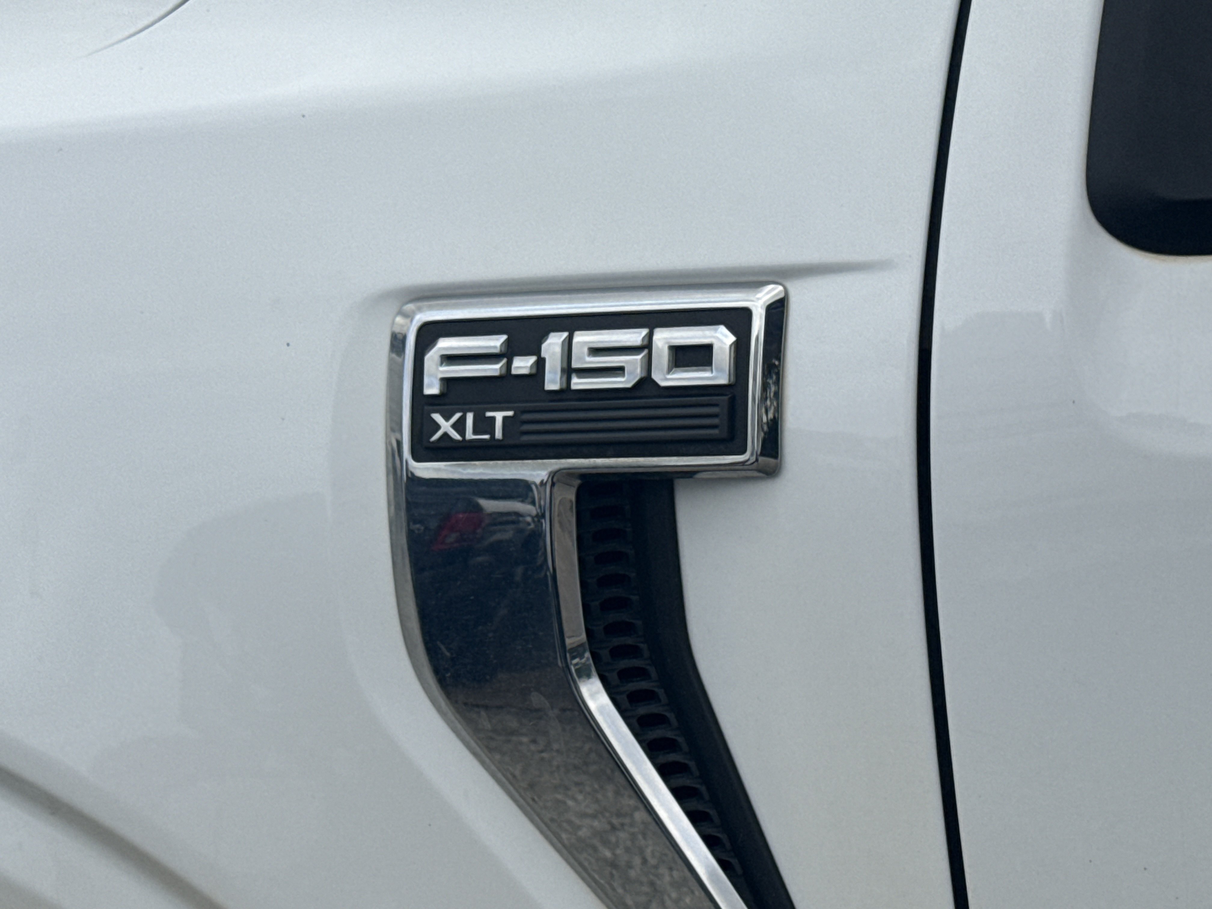 Used 2022 Oxford White Clearcoat Ford XLT image 5