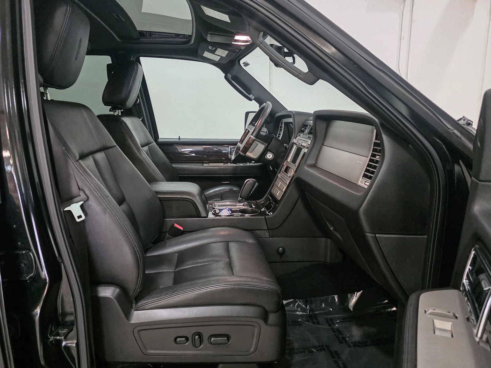 Used 2010 Tuxedo Black Metallic Lincoln Base image 21