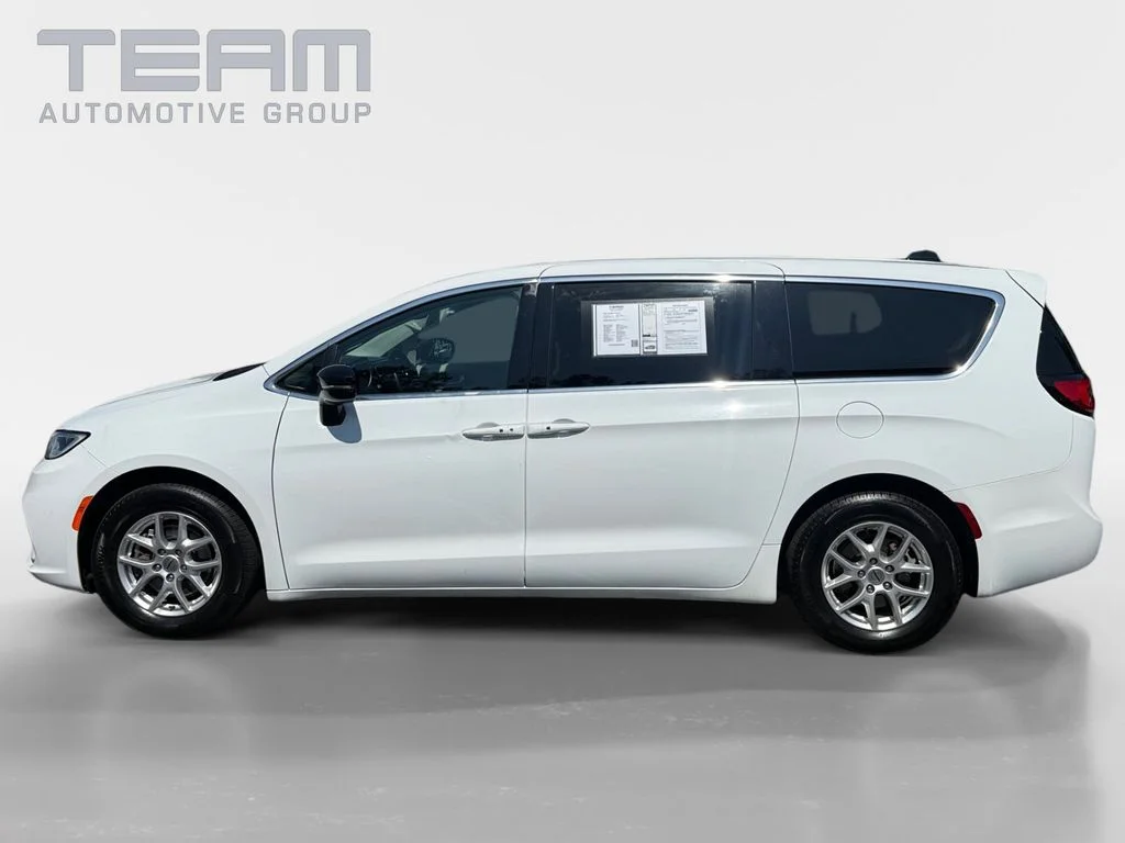 Used 2024 White Chrysler Touring L image 4