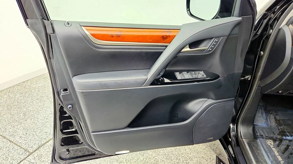 Used 2019 Black Onyx Lexus LX 570 Three Row 4WD w/ Mark Levinson, Rear DVD & Luxury Pkg image 11