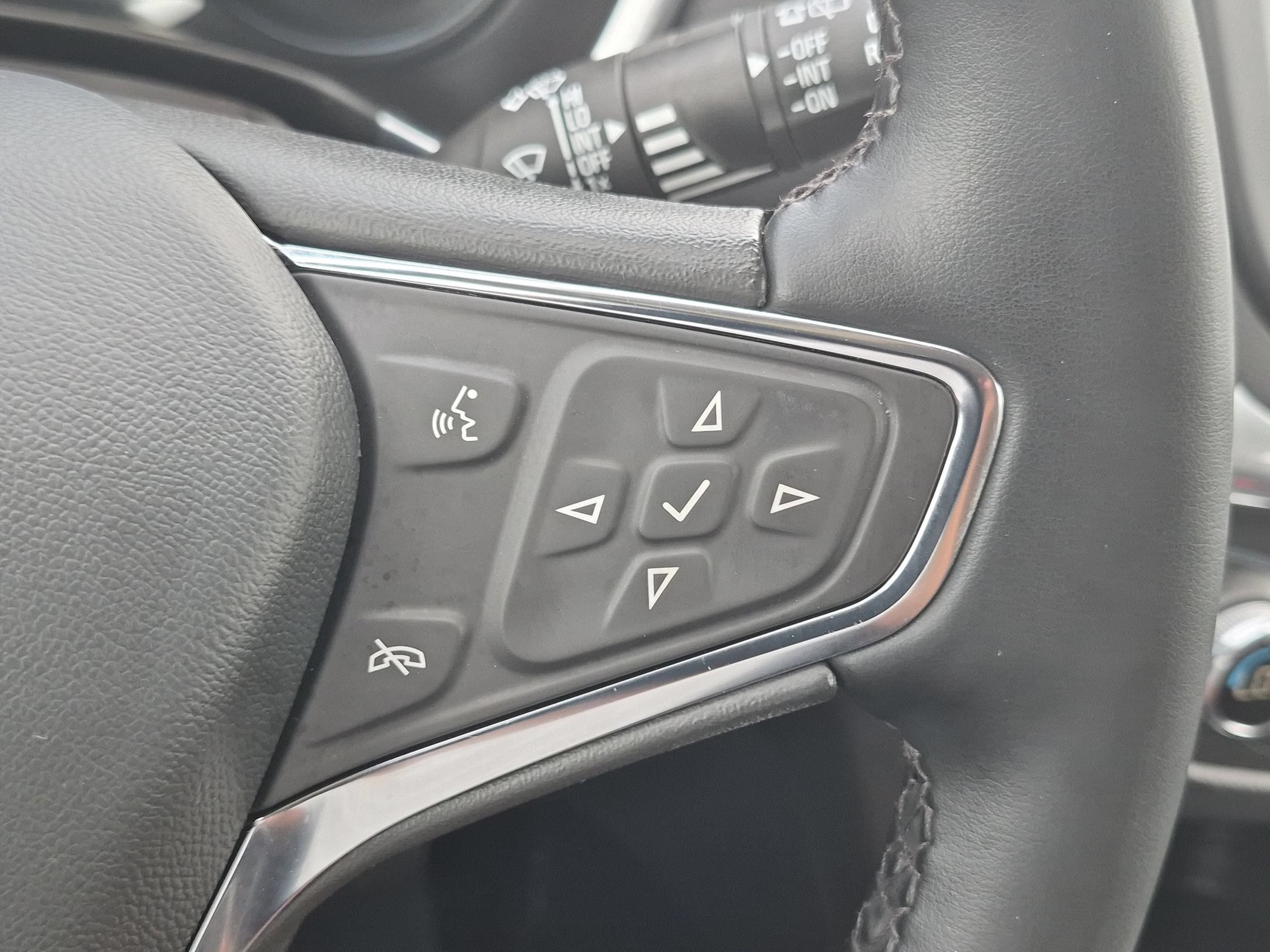 Used 2024 Summit White Chevrolet LT image 15
