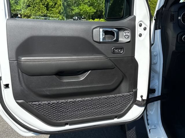 New 2026 Bright White Clear-Coat Exterior Paint Jeep Sahara image 16