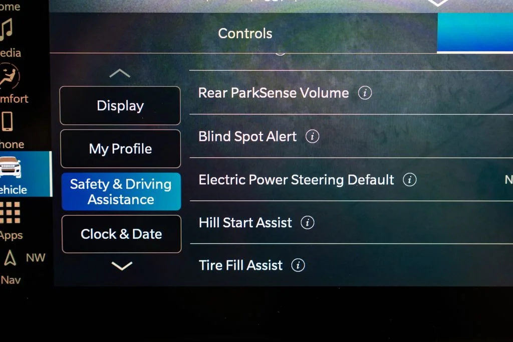 New 2026 Baltic Gray Metallic Clear-Coat Exterior Paint Jeep Altitude image 20