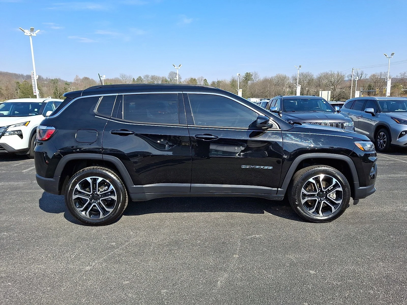 Used 2023 Diamond Black Crystal Pearlcoat Jeep Limited image 8