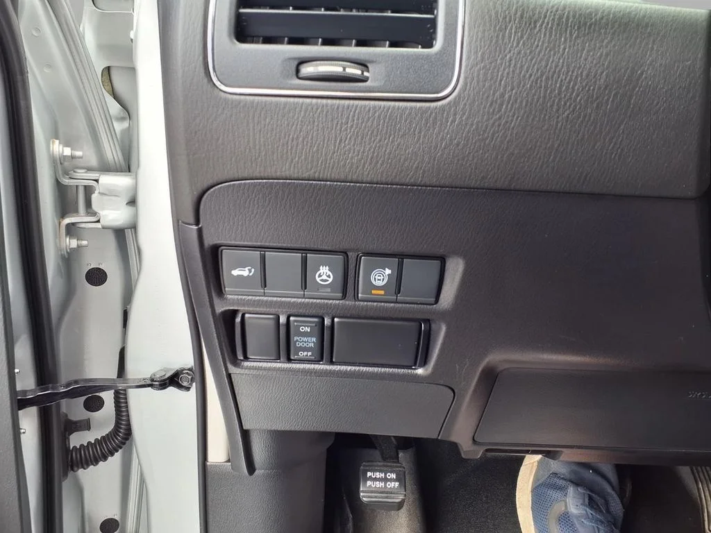 Used 2024 Silver Nissan SL image 17
