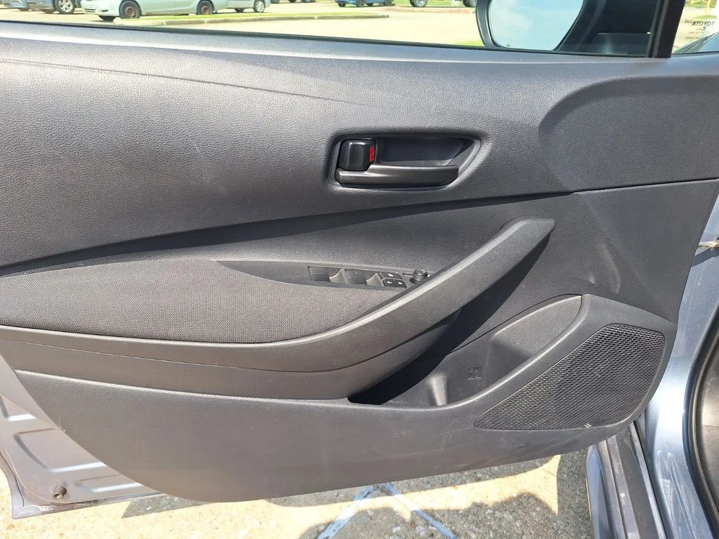 Used 2025  Toyota LE image 28