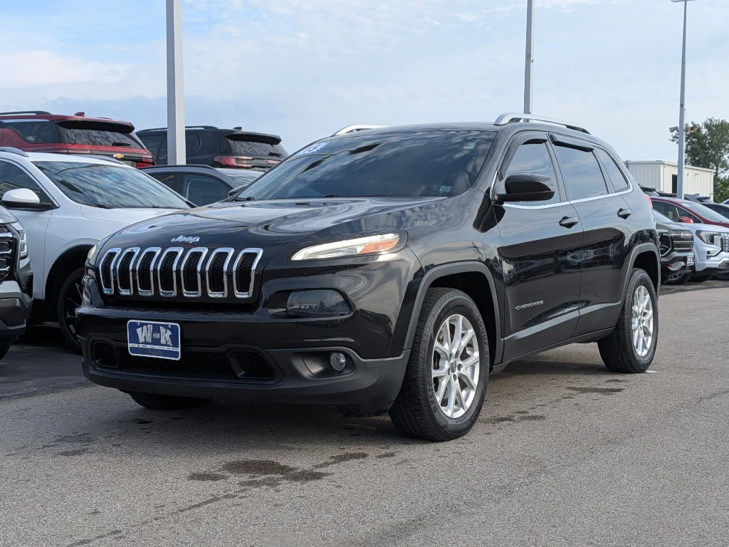 Used 2015 Brilliant Black Crystal Pearlcoat Jeep Latitude image 6