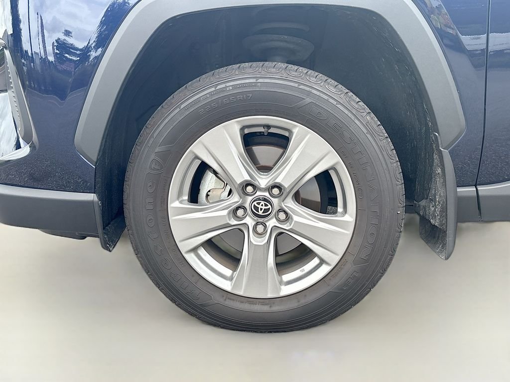 Used 2025  Toyota XLE image 12