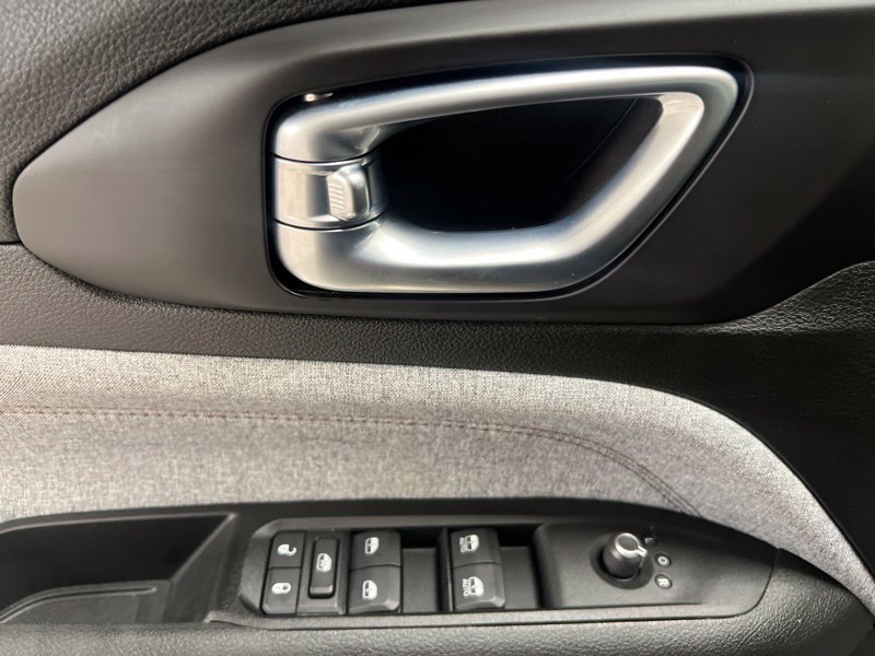 Used 2022 Black Jeep Latitude Lux image 18
