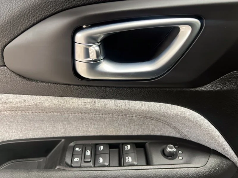 Used 2022 Black Jeep Latitude Lux image 18