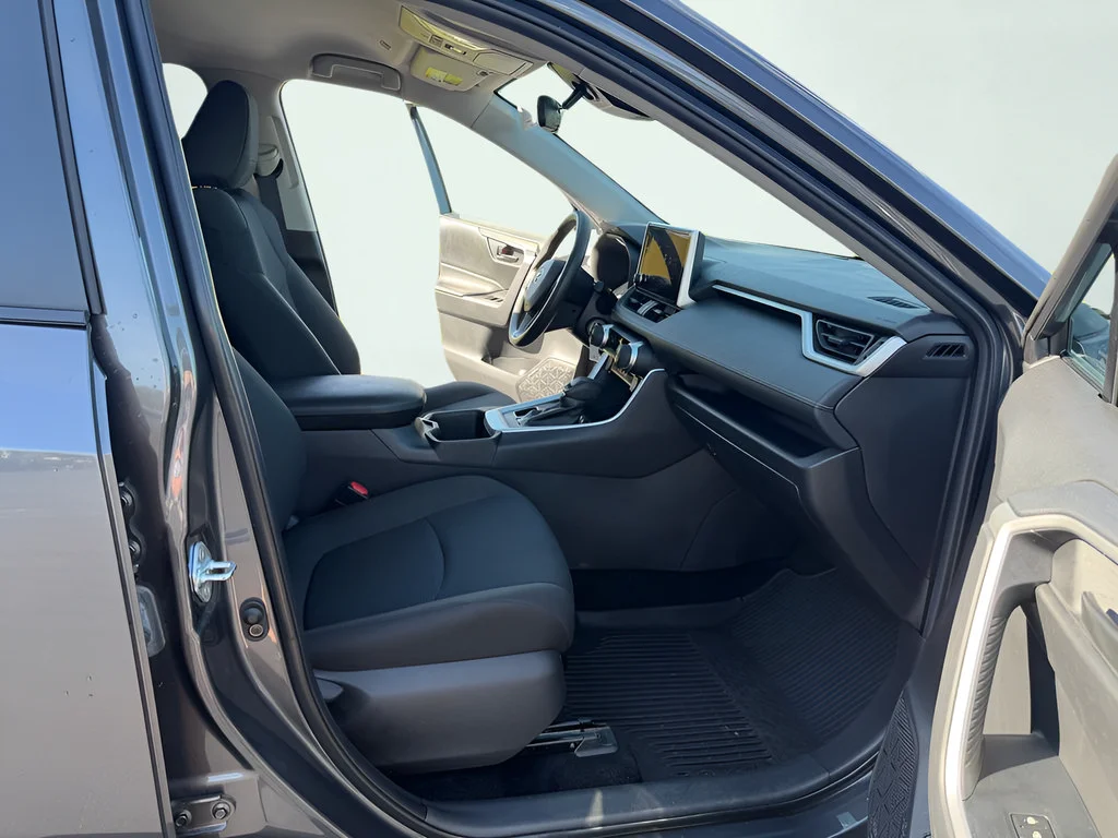 2024 Toyota RAV4 LE - Photo 33