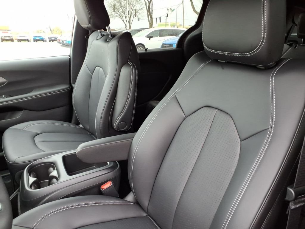 New 2026 Red Hot Pearl-Coat Exterior Paint Chrysler Select image 9