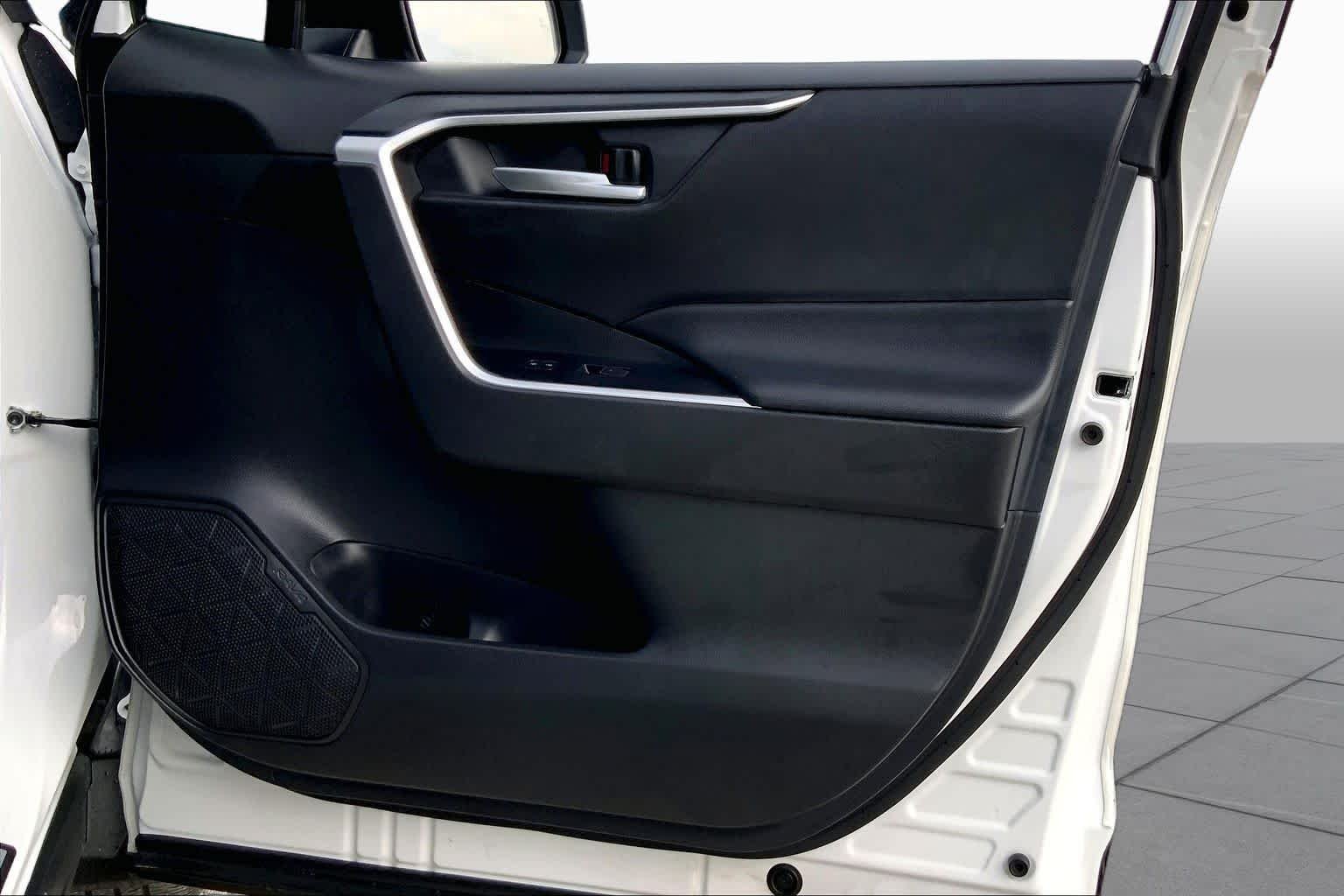 Used 2025 Wind Chill Pearl Toyota XLE Premium image 22